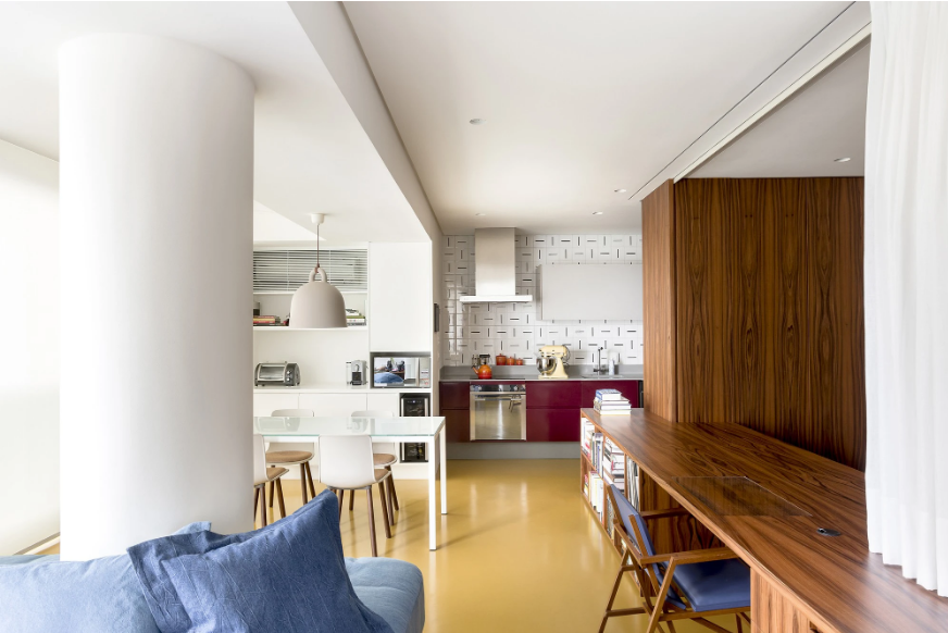 Nội thất tùy chỉnh đóng một vai trò rất quan trọng trong trường hợp này vì nó giúp tối ưu hóa không gian bằng cách kết hợp nhiều chức năng trong một đơn vị. Combo bàn và tủ sách là một ví dụ hoàn hảo vì ngoài hai chức năng này, nó còn đóng vai trò là dải phân cách giữa khu vực ngủ, không gian sống và ăn uống mở.