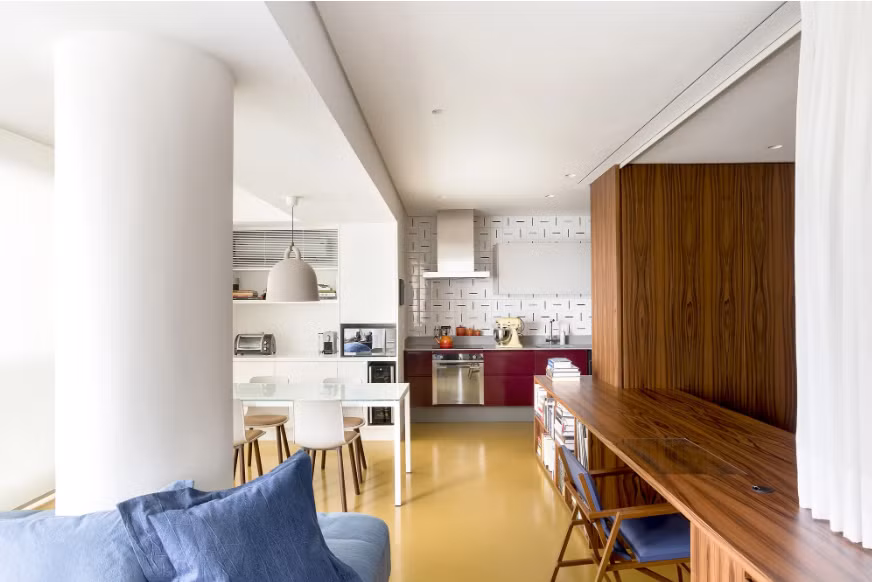 Nội thất tùy chỉnh đóng một vai trò rất quan trọng trong trường hợp này vì nó giúp tối ưu hóa không gian bằng cách kết hợp nhiều chức năng trong một đơn vị. Combo bàn và tủ sách là một ví dụ hoàn hảo vì ngoài hai chức năng này, nó còn đóng vai trò là dải phân cách giữa khu vực ngủ, không gian sống và ăn uống mở.