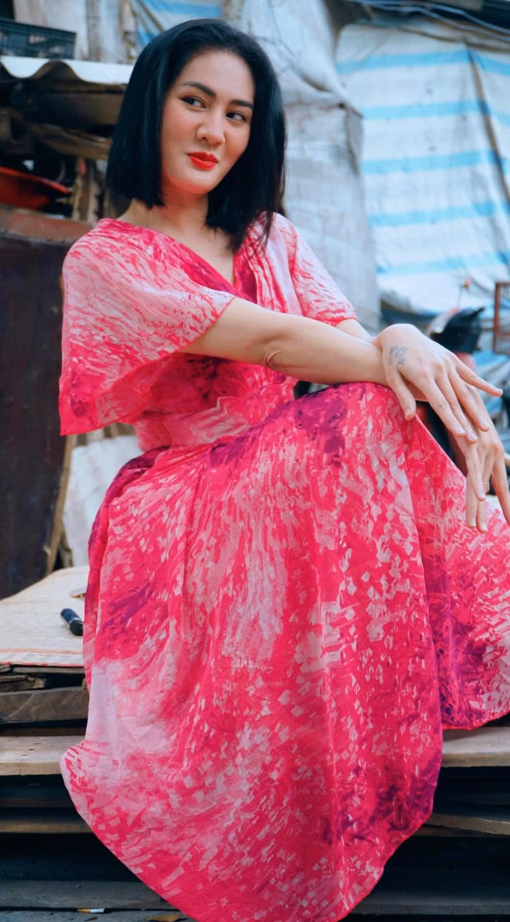 Diễn viên Minh Cúc "khoe" chiếc váy hồng cô mặc trong phim. Trong những tập gần đây, nhân vật Bình do Minh Cúc thủ vai đã tìm được tình yêu của đời mình. Bình nhận ra mình và Điền có tình cảm với nhau sau những lần "thầm thương trộm nhớ" Lưu (NSƯT Hoàng Hải) không thành công (Ảnh: Facebook nhân vật).