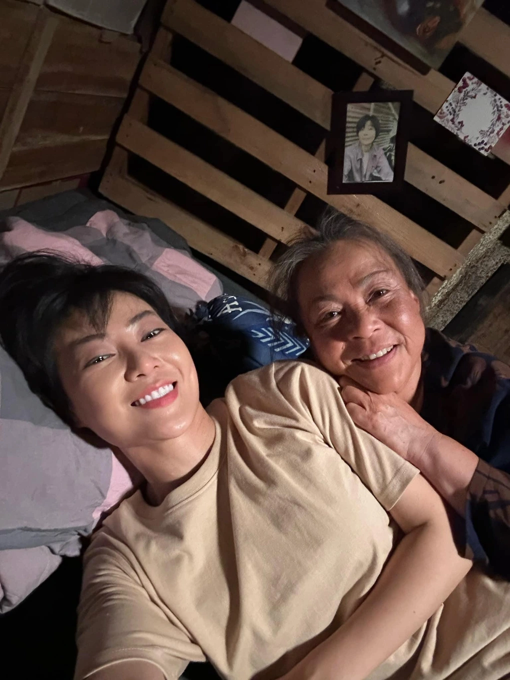 Nhiều cảnh quay giữa Luyến và bà Tình khiến khán giả phải rơi nước mắt vì hoàn cảnh khổ sở của gia đình họ (Ảnh: Facebook nhân vật).