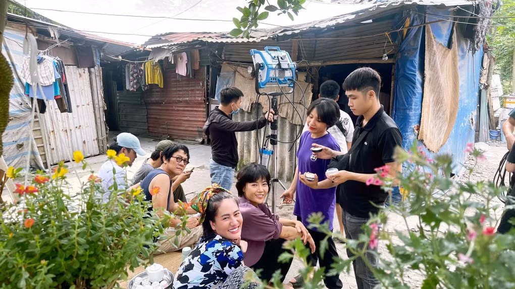 Các diễn viên đang tranh thủ nghỉ ngơi và trang điểm lại chờ cảnh quay tiếp theo (Ảnh: Facebook nhân vật).