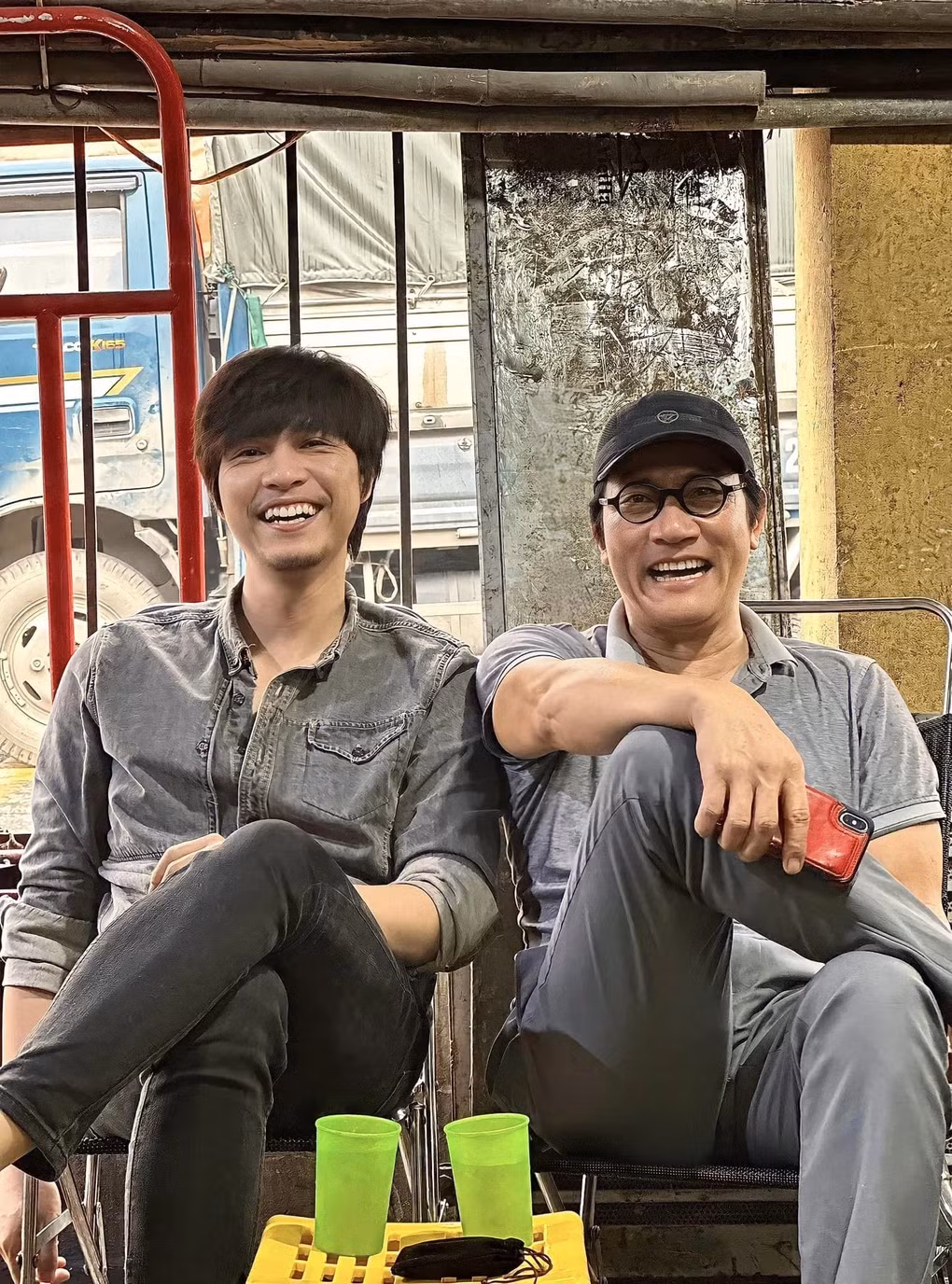 Những phút giây thoải mái ngoài phim trường của diễn viên Tô Dũng và "đàn anh" Hoàng Hải. Trong "Cuộc đời vẫn đẹp sao", cả hai nam diễn viên là những người anh em gắn bó trong xóm trọ nghèo (Ảnh: Facebook nhân vật).