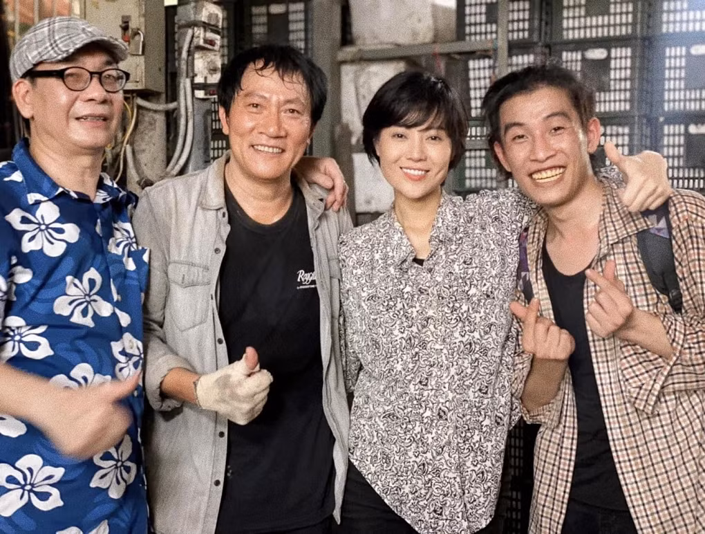 Tuy vất vả, nhễ nhại mồ hôi sau mỗi cảnh quay nhưng các diễn viên luôn nở nụ cười tươi khi ở bên cạnh nhau (Ảnh: Facebook nhân vật).