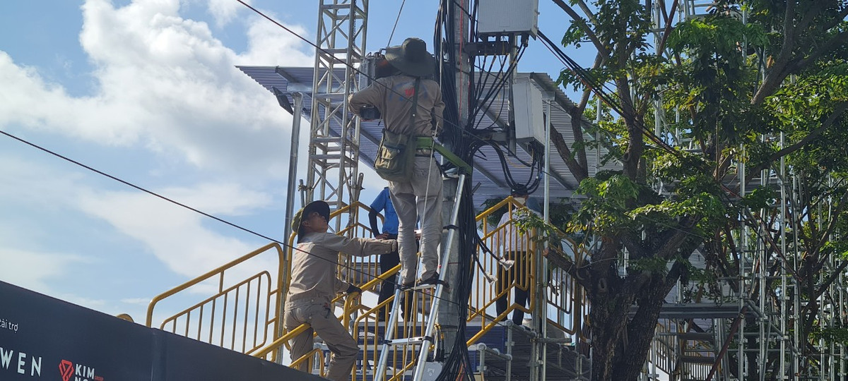 Kết cấu sân khấu được thi công một phần vươn ra sông và một phần đặt trên bờ nên công tác thiết kế, thi công đòi hỏi sự chính xác cao. Những ngày này, công tác chuẩn bị đang được gấp rút triển khai.