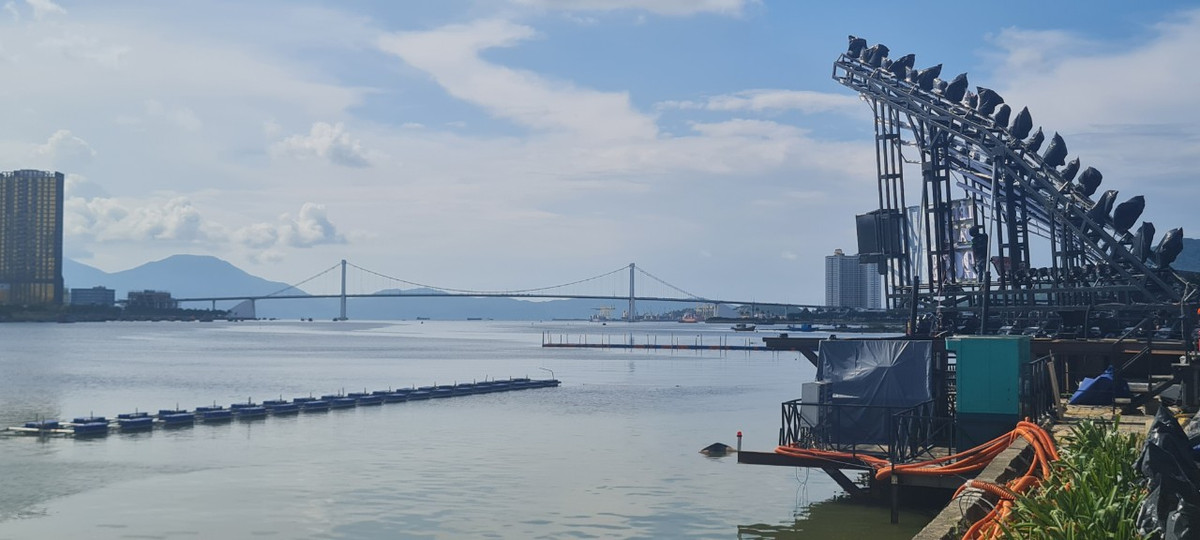 Từ sân khấu DIFF, có thể nhìn thấy vẻ đẹp nên thơ của dòng sông Hàn. Xa xa là cây cầu Thuận Phước - cầu treo dây võng dài nhất Việt Nam.