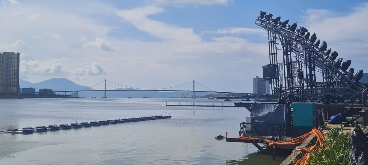 Từ sân khấu DIFF, có thể nhìn thấy vẻ đẹp nên thơ của dòng sông Hàn. Xa xa là cây cầu Thuận Phước - cầu treo dây võng dài nhất Việt Nam.