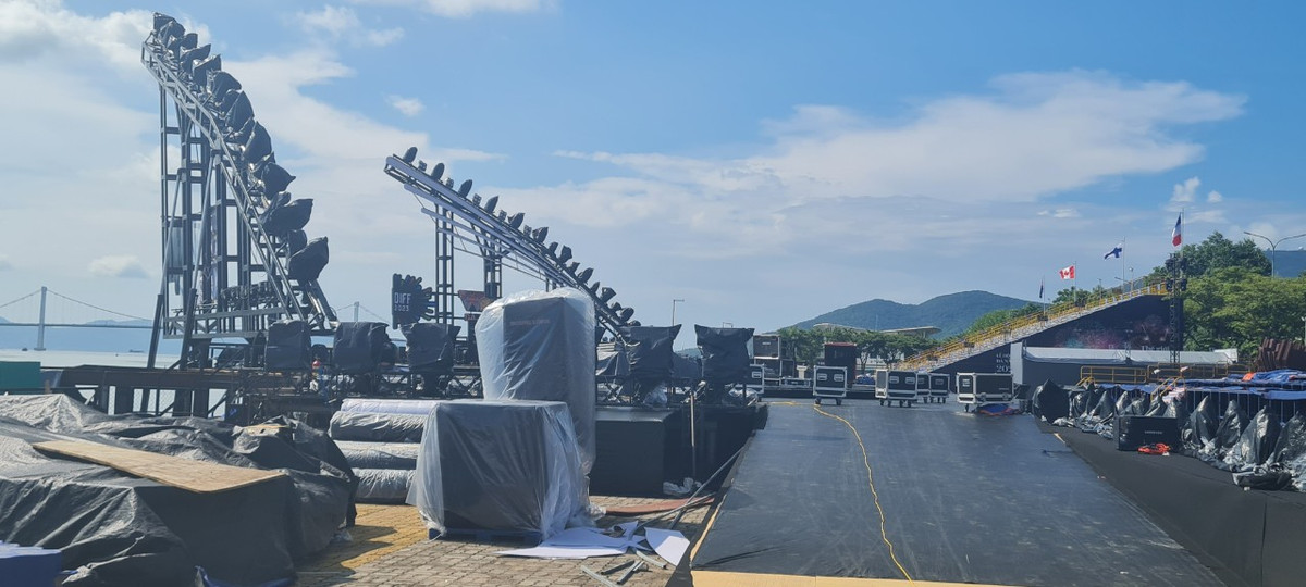 Để đảm bảo các yêu cầu đặt ra từ bộ phận thiết kế sân khấu, đội thi công tạo ra một hệ thủy lực nâng hạ chế tạo đặc biệt với cơ cấu tự động hóa.