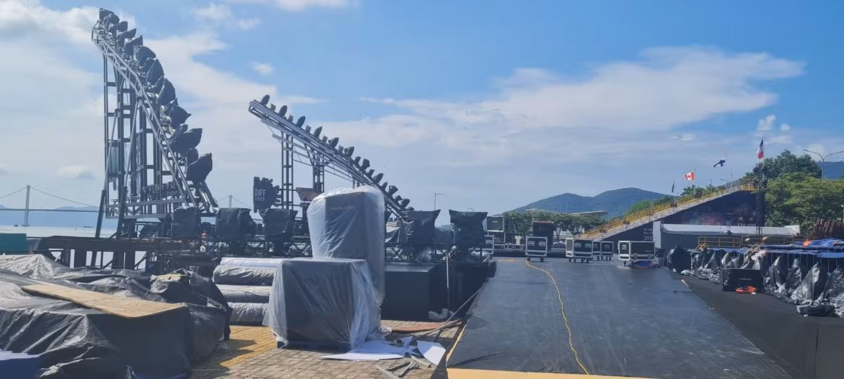 Để đảm bảo các yêu cầu đặt ra từ bộ phận thiết kế sân khấu, đội thi công tạo ra một hệ thủy lực nâng hạ chế tạo đặc biệt với cơ cấu tự động hóa.