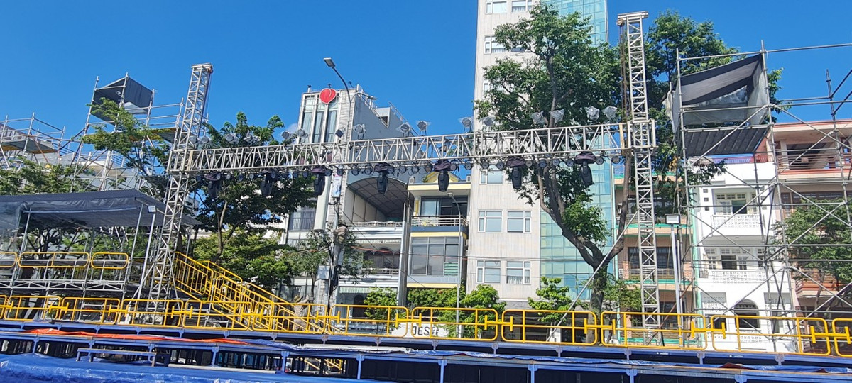 Tâm điểm trên sân khấu là hình ảnh tượng trưng cho thông điệp: Đà Nẵng là nơi hội tụ kết nối toàn cầu, thổi bùng sức sống và tinh thần đoàn kết của 5 châu lục, vượt qua khó khăn, thử thách sau COVID-19.