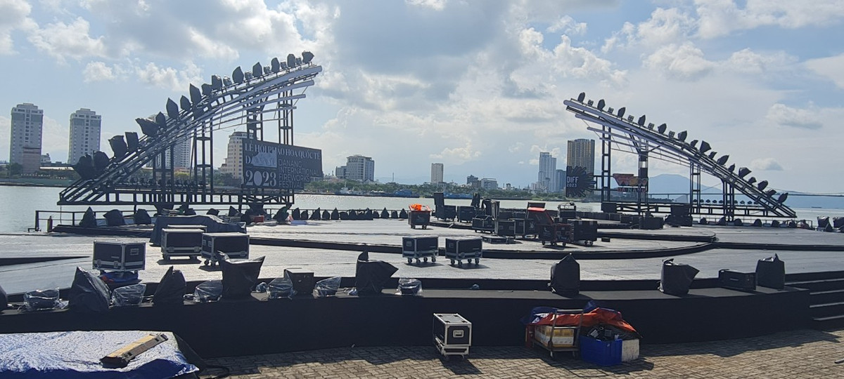 Ngoài thiết kế đặc biệt với một phần trên bờ, một phần vươn ra sông, sân khấu DIFF năm nay có khung giàn đèn nâng và công nghệ hiệu ứng led laser hiện đại, có thể nâng hạ một góc 87 độ nhằm mang đến những góc nhìn đẹp nhất ra toàn cảnh khu vực bắn pháo hoa.