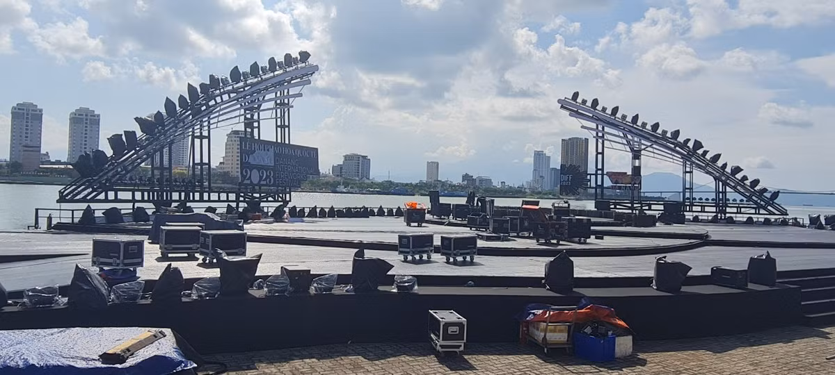 Ngoài thiết kế đặc biệt với một phần trên bờ, một phần vươn ra sông, sân khấu DIFF năm nay có khung giàn đèn nâng và công nghệ hiệu ứng led laser hiện đại, có thể nâng hạ một góc 87 độ nhằm mang đến những góc nhìn đẹp nhất ra toàn cảnh khu vực bắn pháo hoa.
