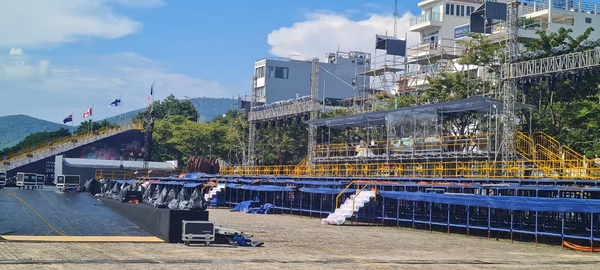 Theo Ban Tổ chức, sân khấu năm nay được trang trí mang phong cách hiện đại, khoáng đạt nhằm tôn vinh tối đa cảnh sắc rực rỡ về đêm của thành phố bên sông Hàn.