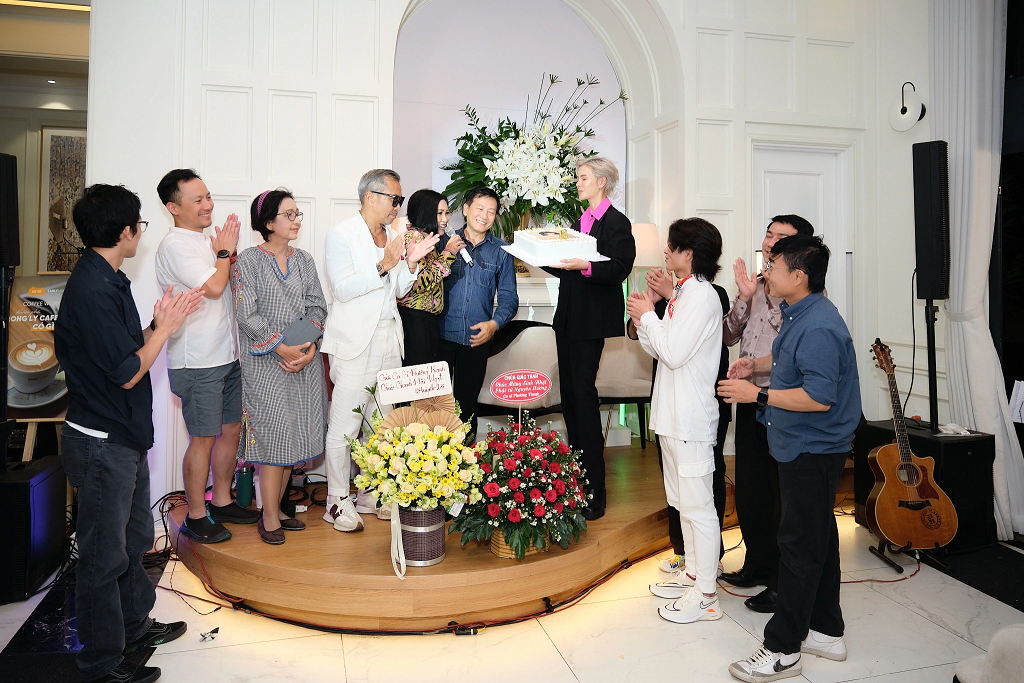 Phuong Thanh ke ve tuoi tho kho nhoc, 17 tuoi sang Campuchia hat vu truong