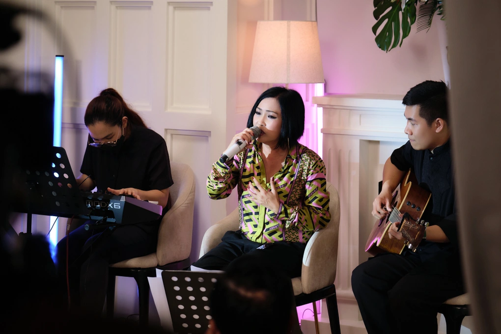 Phuong Thanh ke ve tuoi tho kho nhoc, 17 tuoi sang Campuchia hat vu truong-Hinh-3