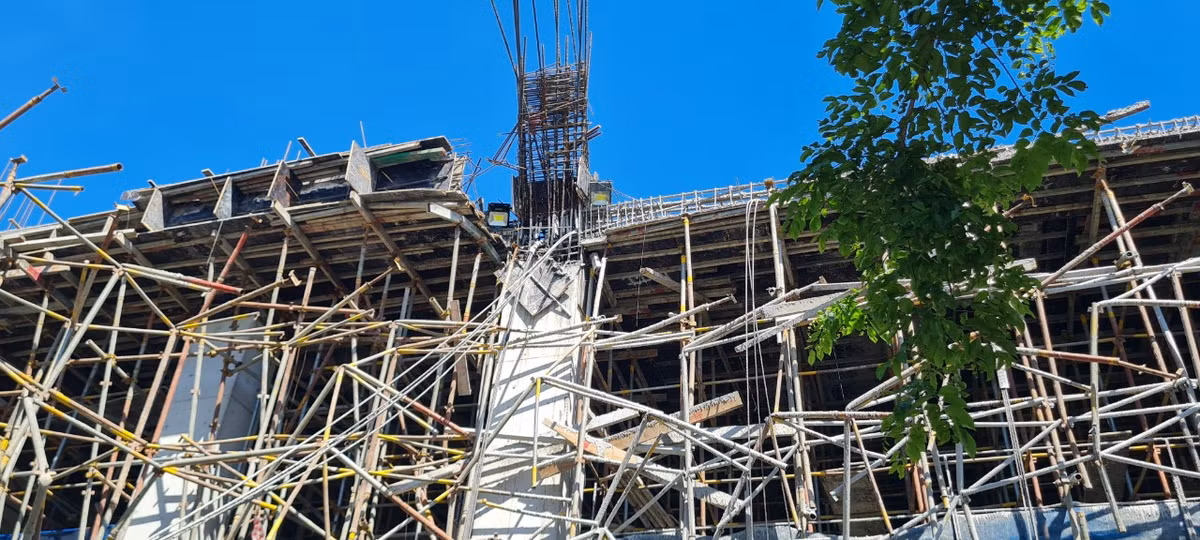 Theo Cảnh sát PCCC&amp;CNCH Công an TP Đà Nẵng, công trình trên do chủ đầu tư là Công ty TNHH Cơ nhiệt điện lạnh Bách Khoa (trụ sở ở TP Hà Nội), đơn vị thi công là Công ty CP xây dựng đô thị và Khu công nghiệp trụ sở ở tỉnh Quảng Ngãi.