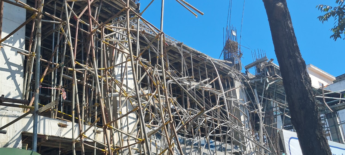 Sau khoảng 3 tiếng, đội cứu hộ đã đưa được 2 nạn nhân ra ngoài và bàn giao cho lực lượng chức năng.