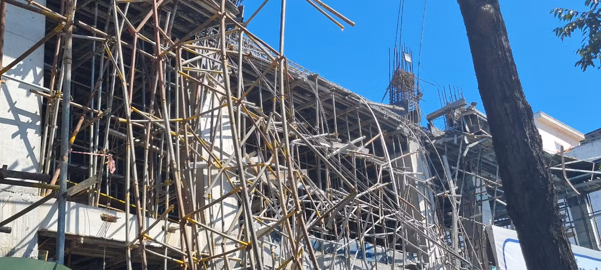 Sau khoảng 3 tiếng, đội cứu hộ đã đưa được 2 nạn nhân ra ngoài và bàn giao cho lực lượng chức năng.