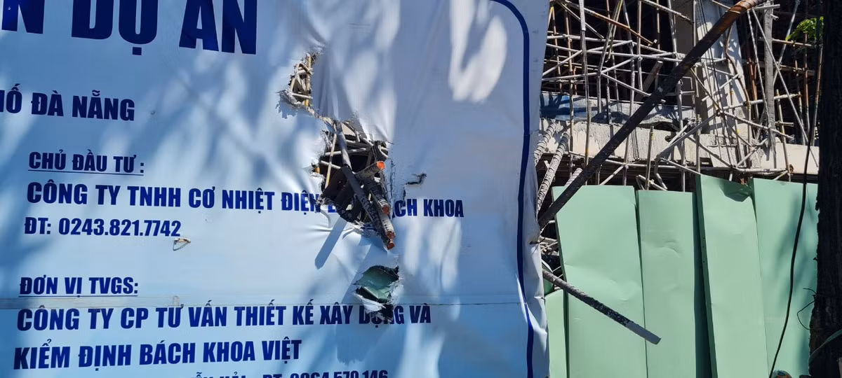 Nhận thông tin, Đội Cảnh sát PCCC và CNCH Công an quận Hải Châu và Đội Công tác chữa cháy và cứu nạn, cứu hộ của Phòng Cảnh sát PCCC và CNCH Công an TP Đà Nẵng nhanh chóng có mặt tại hiện trường.