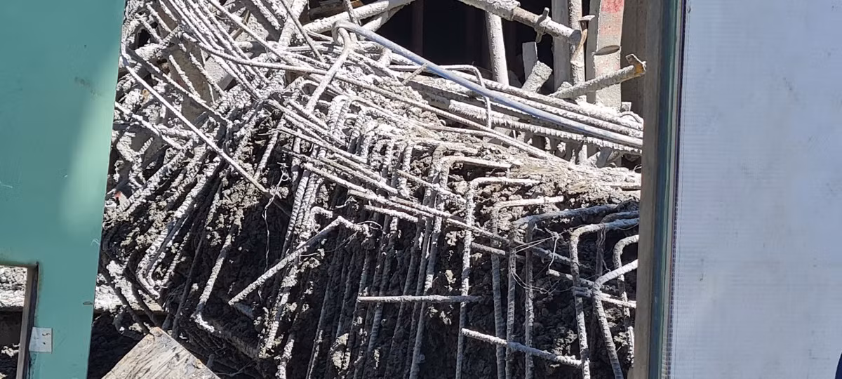 Lực lượng cứu hộ, cứu nạn của Công an TP Đà Nẵng mất nhiều giờ để kéo 2 nạn nhân bị vùi lấp dưới lớp bê tông tươi sau vụ sập giàn giáo công trình.