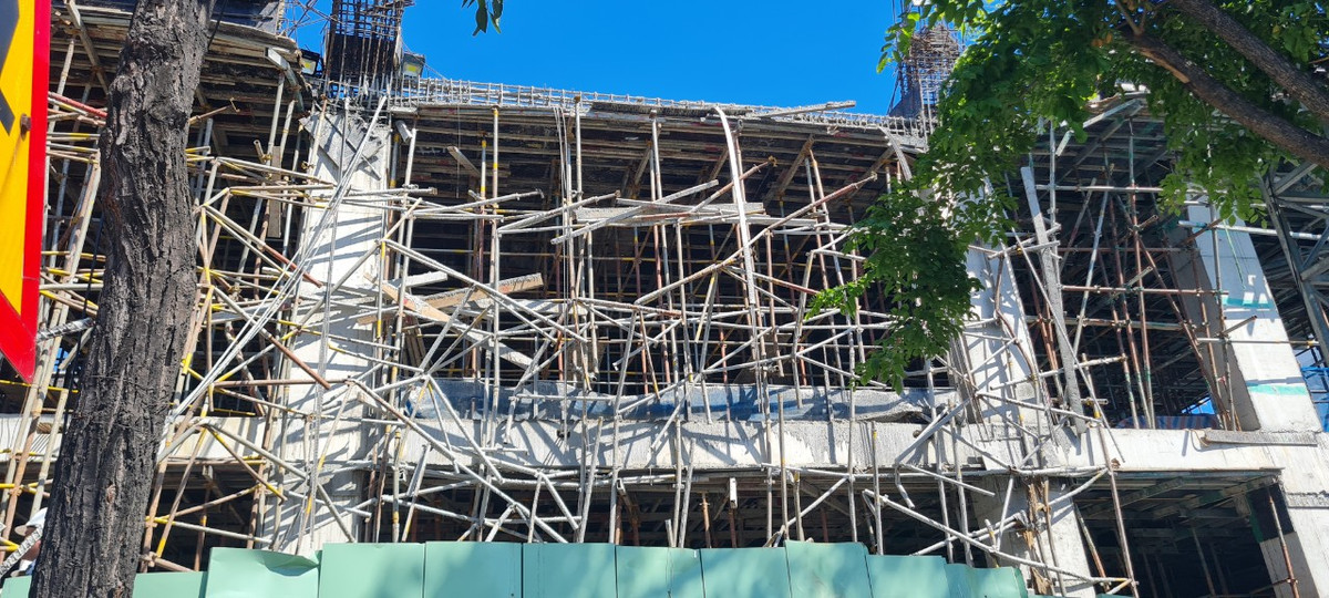 Vụ tai nạn khiến 2 nạn nhân bị vùi lấp, tử vong và 3 người khác bị thương.