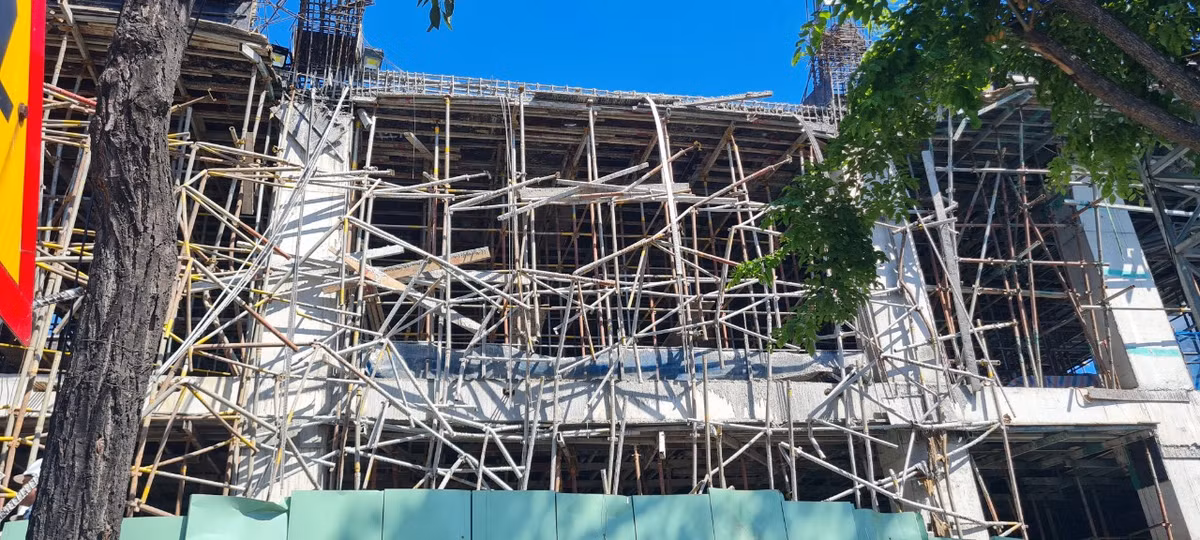 Vụ tai nạn khiến 2 nạn nhân bị vùi lấp, tử vong và 3 người khác bị thương.