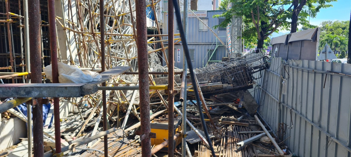 Cơ quan chức năng cho hay, vụ tai nạn xảy ra là sự cố sập đổ giàn giáo trong quá trình đổ bê tông sàn. Hiện trường ngổn ngang sau vụ tai nạn.