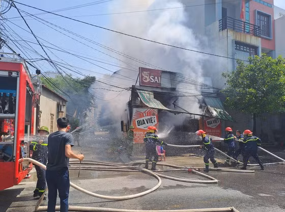3 xe chữa cháy và hàng chục cán bộ chiến sĩ đã được điều động đến hiện trường, khẩn trương dập lửa, tránh cháy lan sang khu vực khác.