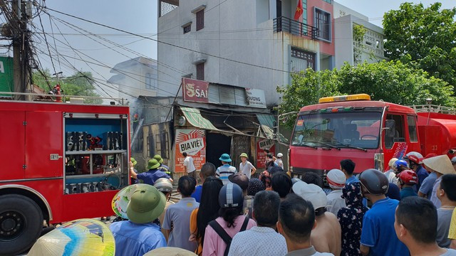 Vụ việc đã thu hút nhiều người hiếu kỳ tập trung theo dõi. Theo nhiều người dân, vụ cháy có thể do thời tiết quá nắng nóng và khả năng do chập điện.