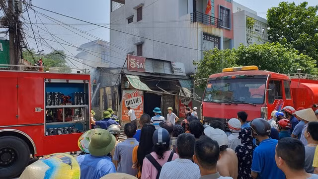 Vụ việc đã thu hút nhiều người hiếu kỳ tập trung theo dõi. Theo nhiều người dân, vụ cháy có thể do thời tiết quá nắng nóng và khả năng do chập điện.