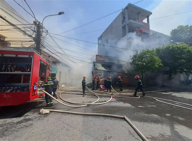 5 phút sau, ngọn lửa bùng cháy dữ dội, có nguy cơ cháy lan qua những nhà bên cạnh. Người dân đã gọi lực lượng chữa cháy. Nhận được tin báo, lực lượng cảnh sát PCCC, Công an tỉnh Quảng Bình đã nhanh chóng có mặt tại hiện trường.