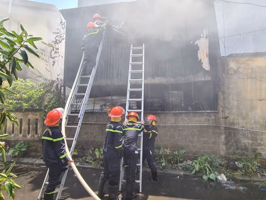 Vụ cháy đã thiêu rụi hoàn toàn quán ăn, rất may không có thiệt hại về người