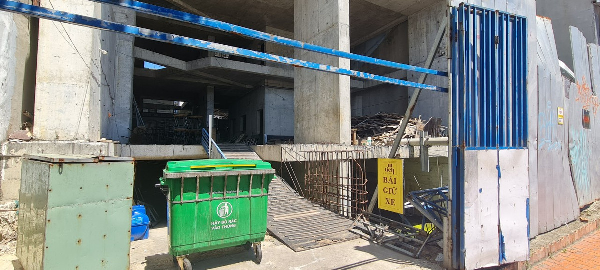 Các bản án chỉ tuyên tiếp tục lệnh kê biên đối với 9 tài sản là quyền sử dụng đất, quyền sở hữu nhà ở và tài sản khác gắn liền với đất; không tuyên tạm dừng các giao dịch tài sản để phục vụ công tác thi hành án.