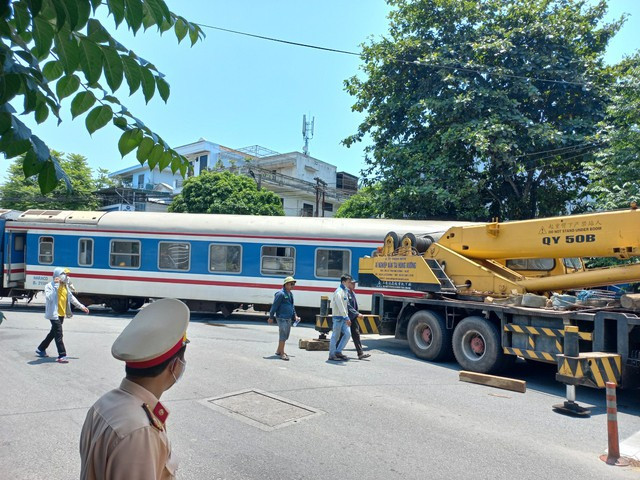 Tau SE1 trat banh tai Hue: Duong da thong-Hinh-3