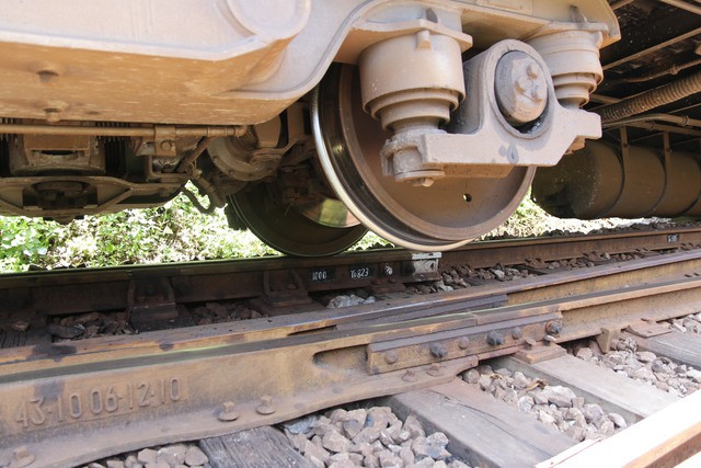 Tau SE1 trat banh tai Hue: Duong da thong-Hinh-2