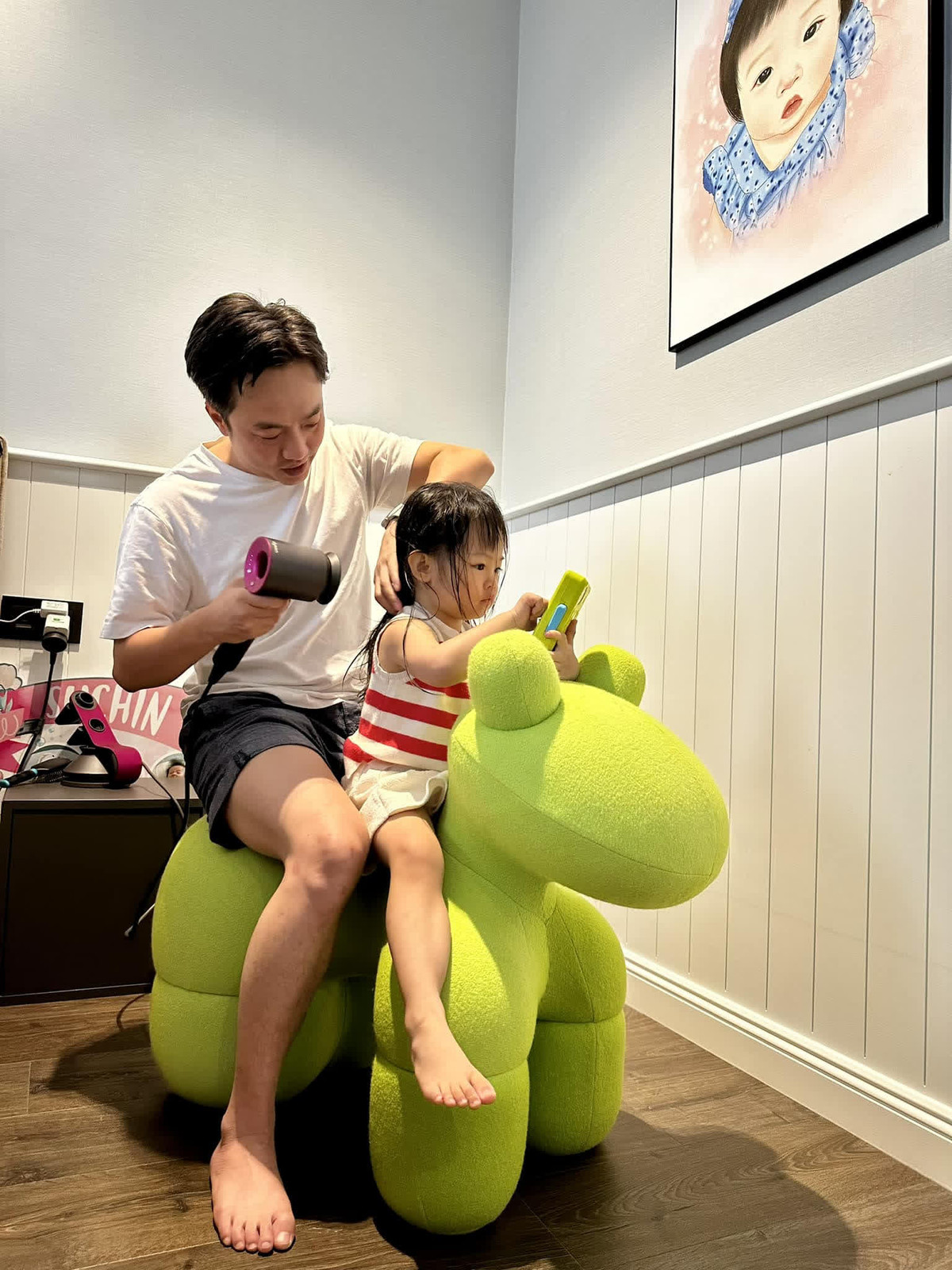 Những người theo dõi gia đình nhỏ của Cường Đô La và Đàm Thu Trang sẽ nhận ra việc dạo này nam đại gia hỗ trợ hết mình cho bà xã trong việc chăm sóc con gái nhỏ. Bên ngoài làm doanh nhân quyền lực nhưng khi trở về nhà thì Cường Đô La tự tay cho Suchin ăn, tắm và sấy tóc cho con gái.