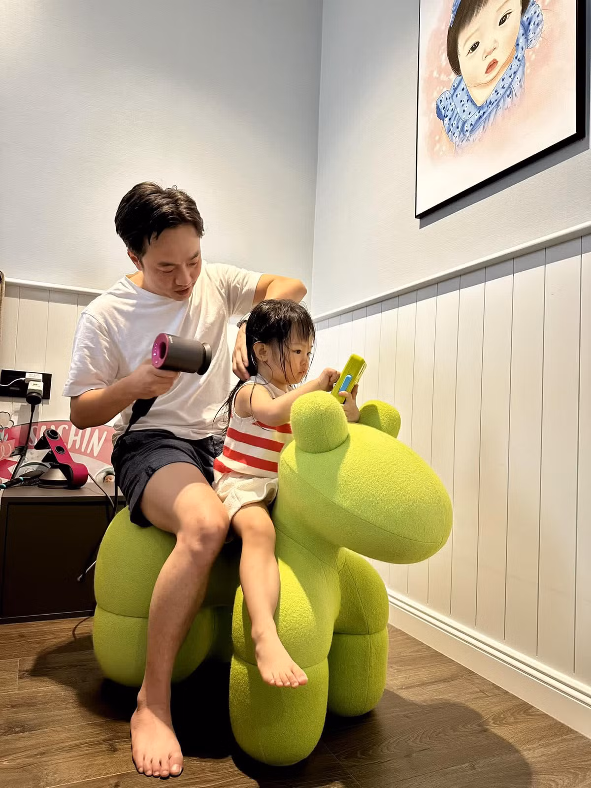 Những người theo dõi gia đình nhỏ của Cường Đô La và Đàm Thu Trang sẽ nhận ra việc dạo này nam đại gia hỗ trợ hết mình cho bà xã trong việc chăm sóc con gái nhỏ. Bên ngoài làm doanh nhân quyền lực nhưng khi trở về nhà thì Cường Đô La tự tay cho Suchin ăn, tắm và sấy tóc cho con gái.