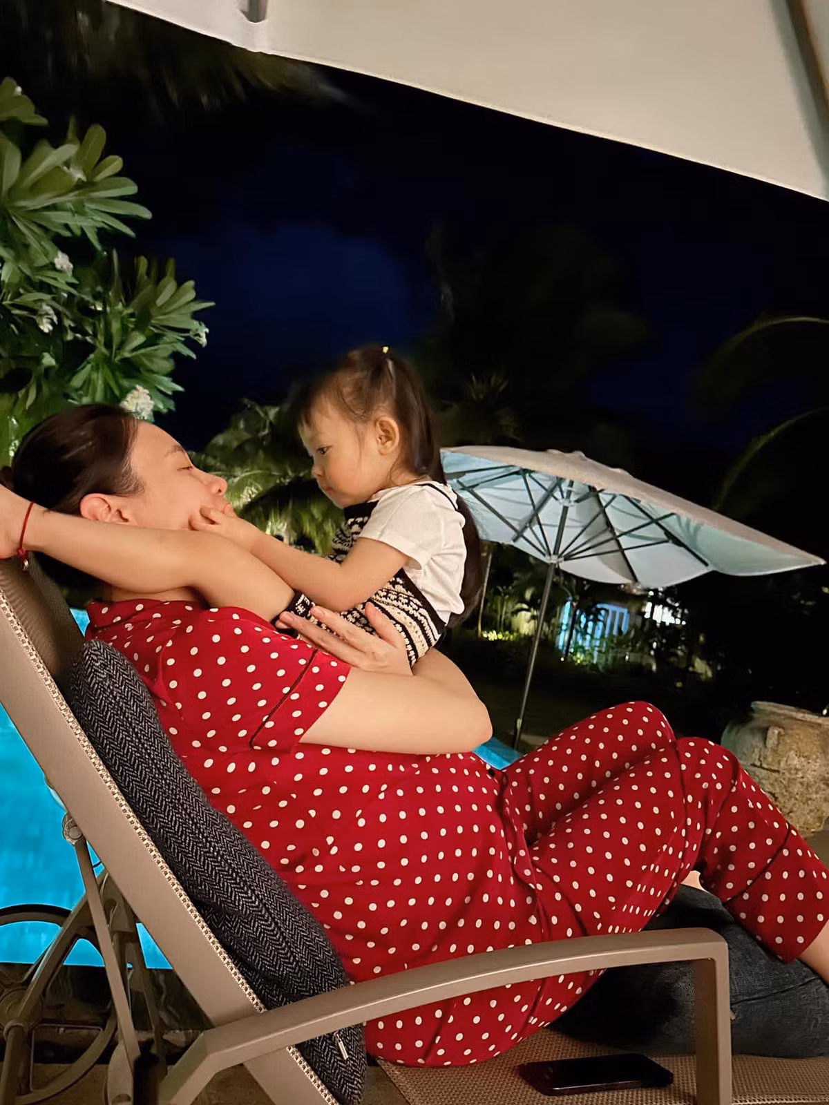 Đàm Thu Trang khiến hội mẹ bầu phải "xin vía" vì làn da khoẻ khoắn, căng bóng trong giai đoạn gần cuối thai kỳ