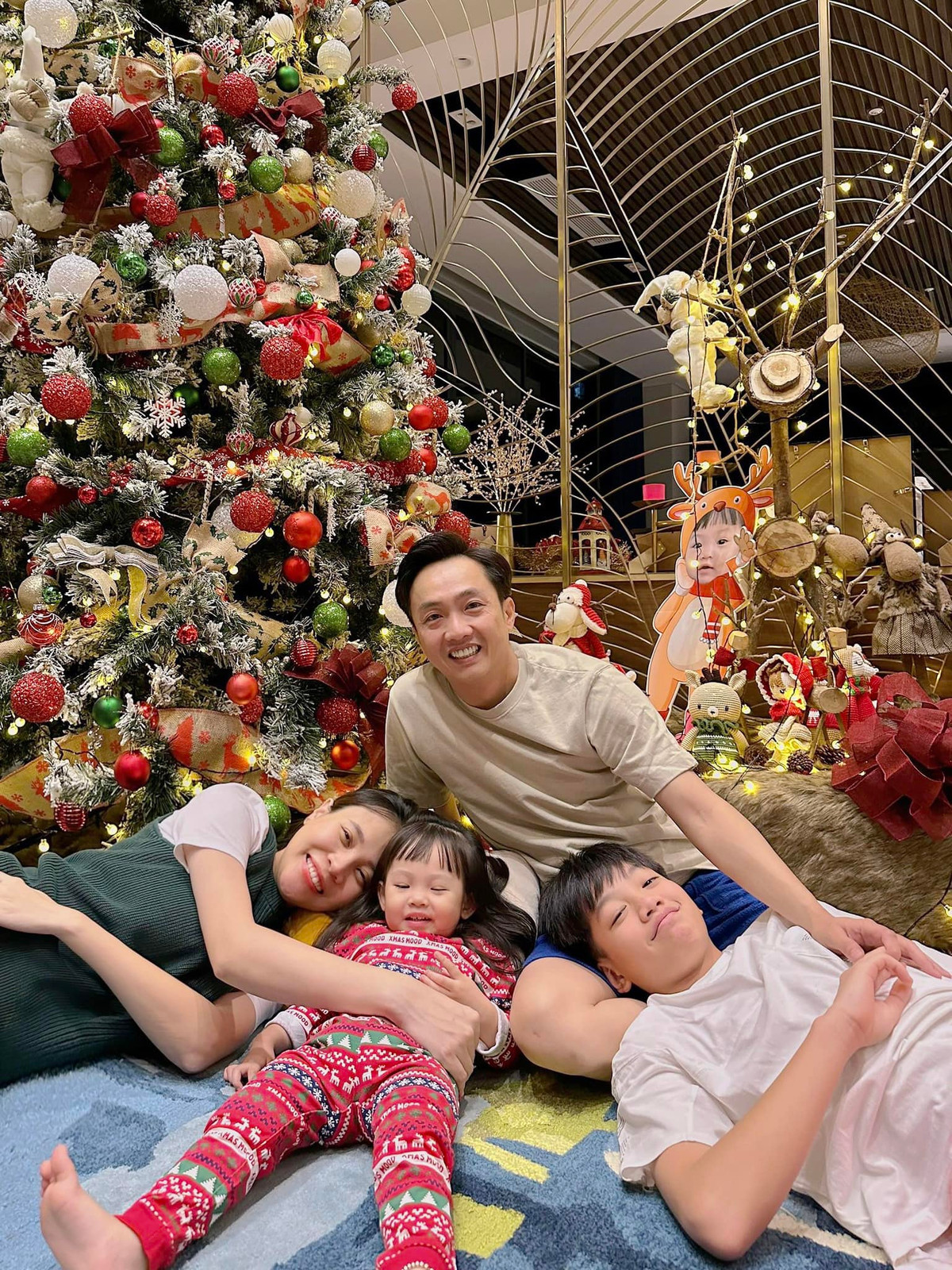 Đàm Thu Trang kín tiếng trong giai đoạn đầu thai kỳ em bé thứ 2, cô liên tục tạo dáng giấu bụng mỗi khi lộ diện