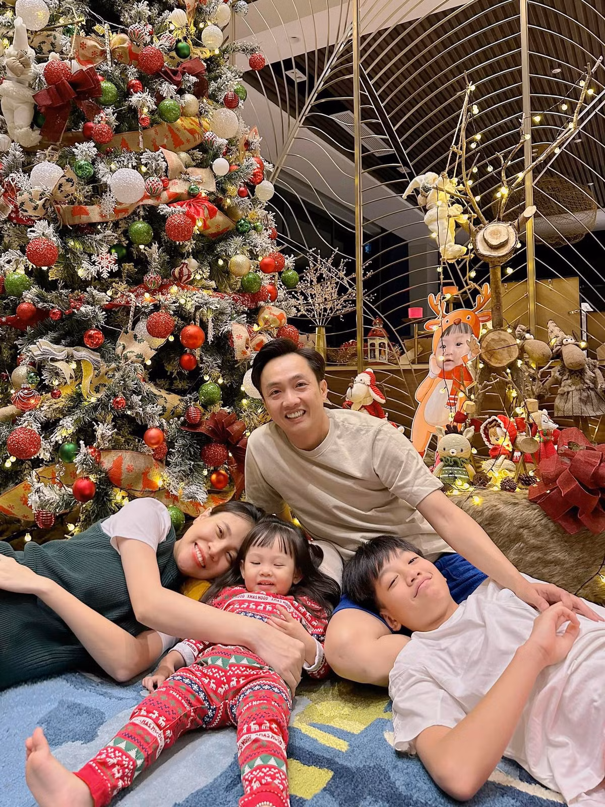 Đàm Thu Trang kín tiếng trong giai đoạn đầu thai kỳ em bé thứ 2, cô liên tục tạo dáng giấu bụng mỗi khi lộ diện