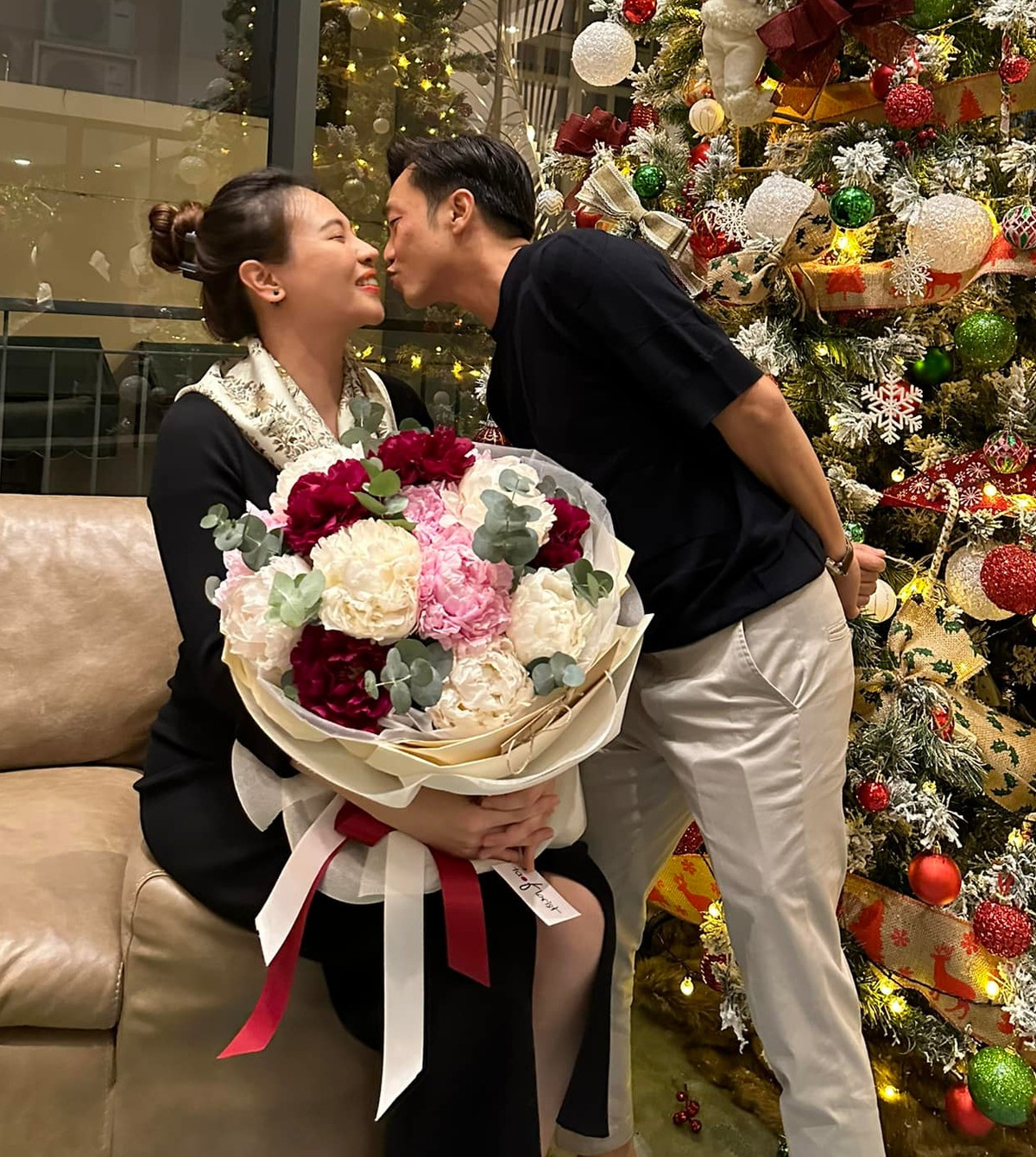 Vào những ngày cuối tuần, chồng Đàm Thu Trang sẽ đưa bé Suchin ra ngoài chơi, chăm con từ A - Z để vợ có nhiều thời gian nghỉ ngơi. Không chỉ thế, Cường Đô La còn ra dáng "ông chồng quốc dân" khi liên tục khen ngợi nhan sắc hay công khai nịnh vợ bầu trên mạng xã hội.