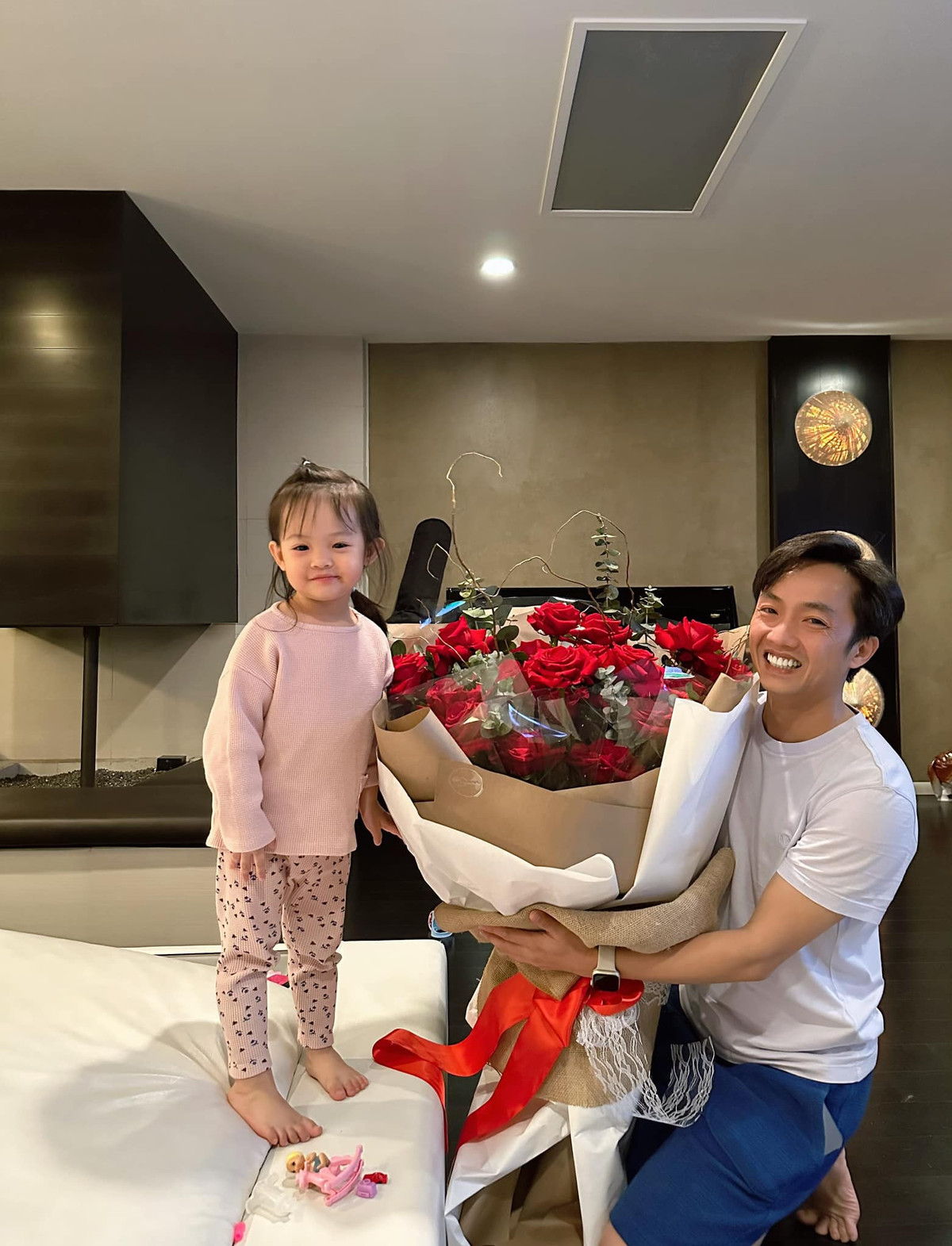 Nam đại gia thường xuyên tặng hoa để tạo bất ngờ cho vợ bầu