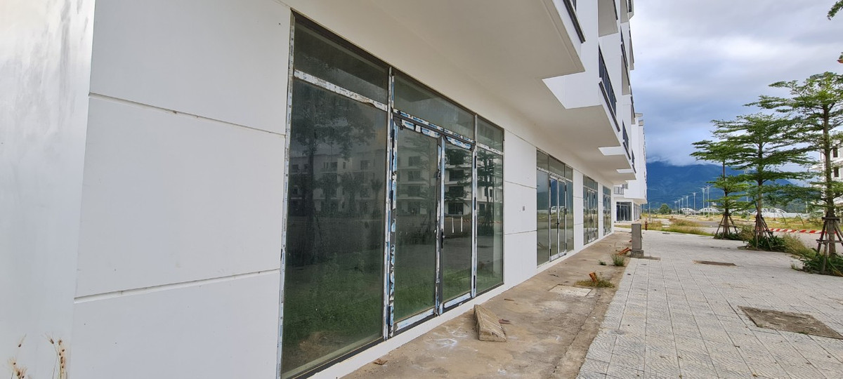 Một môi giới bất động sản khu vực này cho biết, rất khó để tìm được khách mua hoặc thuê các căn shophouse tại thời điểm này.