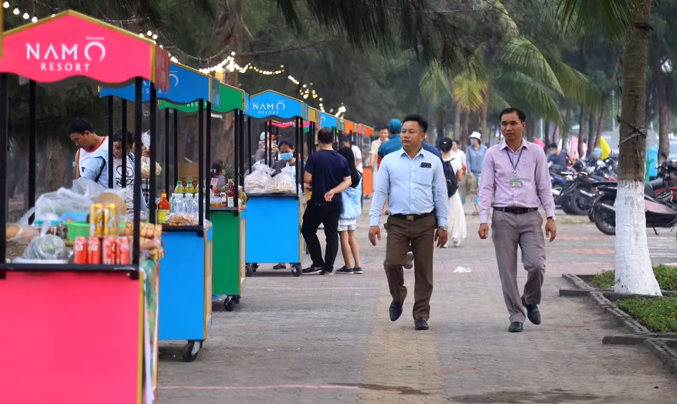 Đây là phố ẩm thực mới nằm ở phía Tây Bắc TP Đà Nẵng, kéo dài hơn 500m đoạn từ Công viên Nguyễn Tất Thành đến đường Xuân Thiều 5.