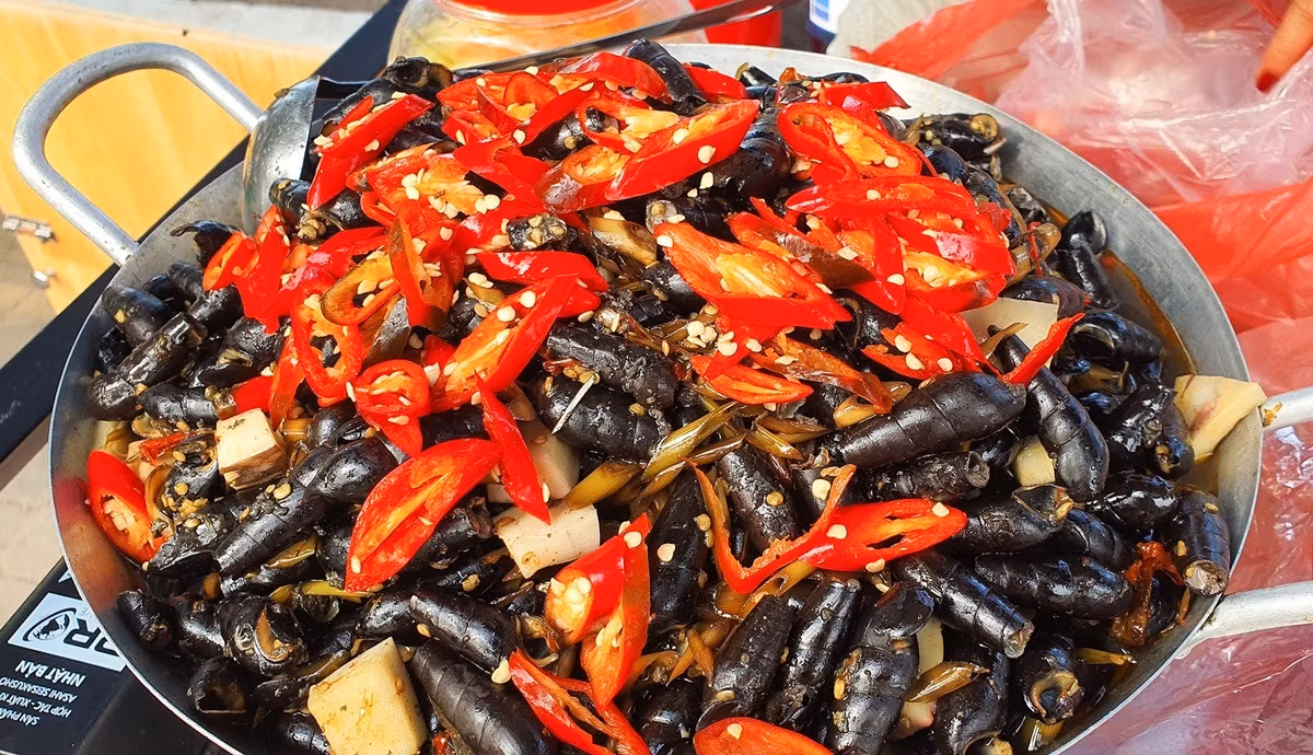 Khu phố hoạt động từ 16 đến 23h hằng ngày, với các món ăn vặt như hải sản nướng, gỏi cuốn, thịt xiên nướng, bánh bèo, bánh mì, bánh tráng nướng, nước uống…hứa hẹn là một điểm đến mới dành cho du khách.