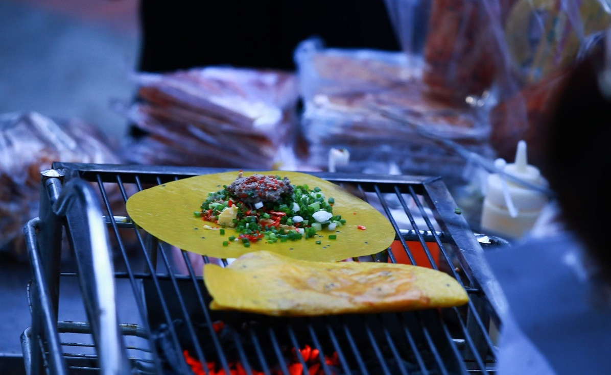 Khu phố có 50 xe bán hàng ăn vặt (kích thước 1,5 x 0,7 m), sơn nhiều màu sắc, bày bán theo hàng ngang trên lề đường dọc bờ biển cho khách và không bán đồ uống có cồn.