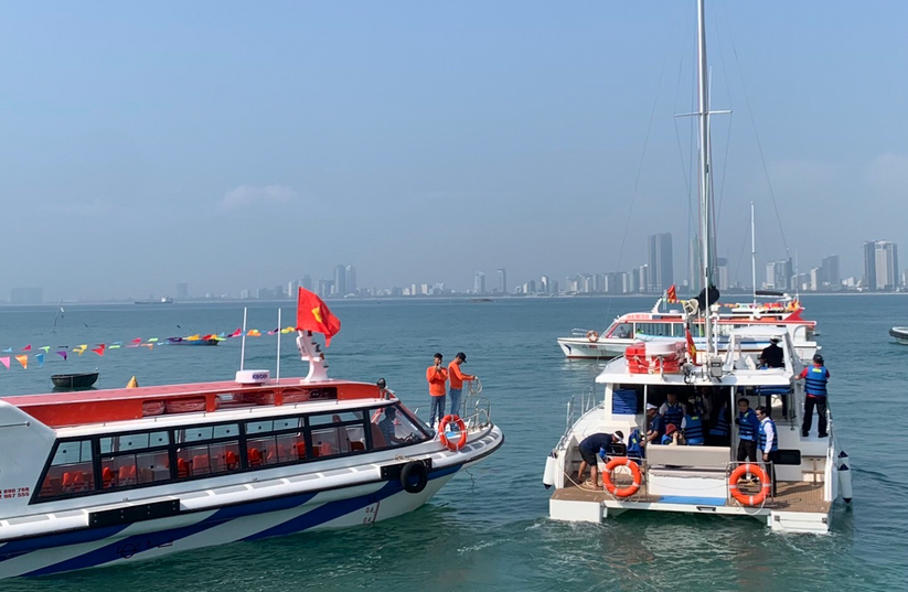 Phương tiện phục vụ gồm 3 cano loại 36 chỗ ngồi. Trong tháng 5/2023, đơn vị khai thác sẽ đưa thêm 2 du thuyền và 2 cano vào phục vụ du khách. Thời gian hoạt động trên tuyến từ 7h30 đến 17h30 hằng ngày.