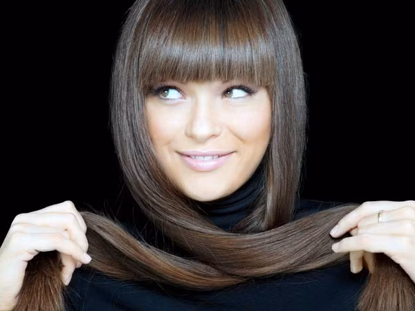 Một trong những nguyên tắc chống khô, xơ, gãy rụng cho mái tóc khi đi du lịch là buộc tóc của bạn thành một búi hoặc bện. Đặc biệt, bạn nhớ mang mũ bơi khi tắm biển.