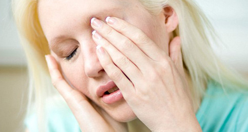 Dấu hiệu ban đầu của viêm mạch. Hiện tượng ù tai cũng có thể là dấu hiệu khởi phát của căn bệnh viêm mạch (vasculitis), hay ocnf gọi là chứng viêm động mạch tế bào khổng lồ (giant cell arteritis). Bên cạnh đó, ù tai mạch đập còn chính là một dấu hiệu của chứng tăng huyết áp nội sọ vô căn (idiopathic intracranial hypertension). Ảnh: Boldsky