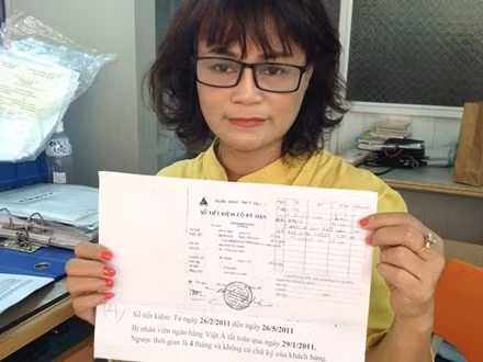 Khach hang kho doi tien tiet kiem boc hoi