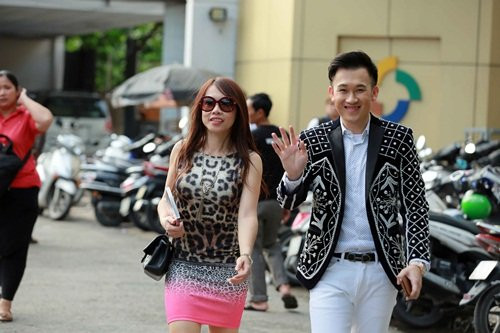 Trong lần về nước mới đây, nữ ca sĩ đã dành thời gian để hộ tống cậu em út Dương Triệu Vũ đi ghi hình chương trình Người nghệ sĩ đa tài. Phương Trang gây chú ý khi xuất hiện với gương mặt sắc sảo cùng nhiều đường nét rất giống anh trai Hoài Linh và Dương Triệu Vũ.